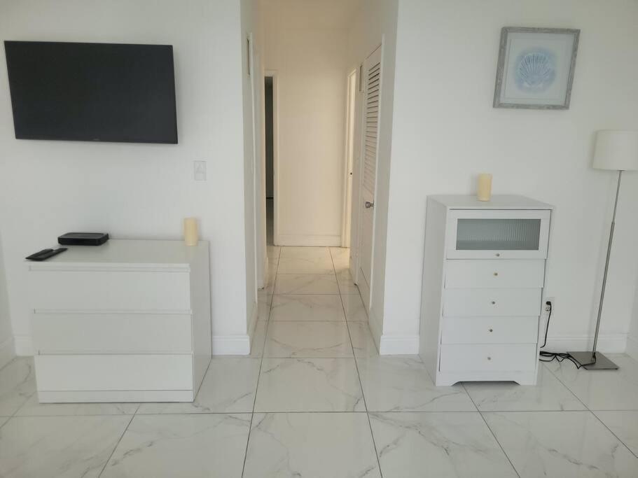 Modern 1 Bedroom Condo, Steps From Beach, Free Parking! Golden Beach Kültér fotó